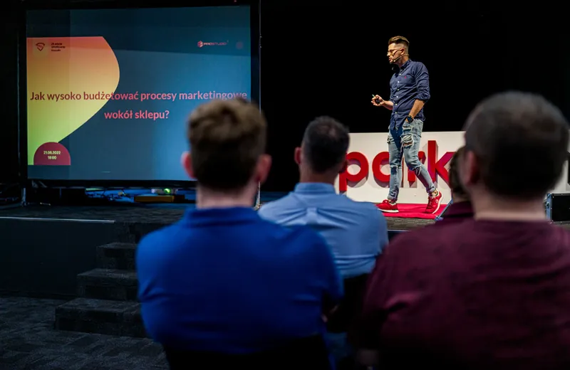 Adrian Pakulski prowadzi prelekcję o budżetowaniu marketingu sklepu internetowego na SPARKcamp w Koszalinie